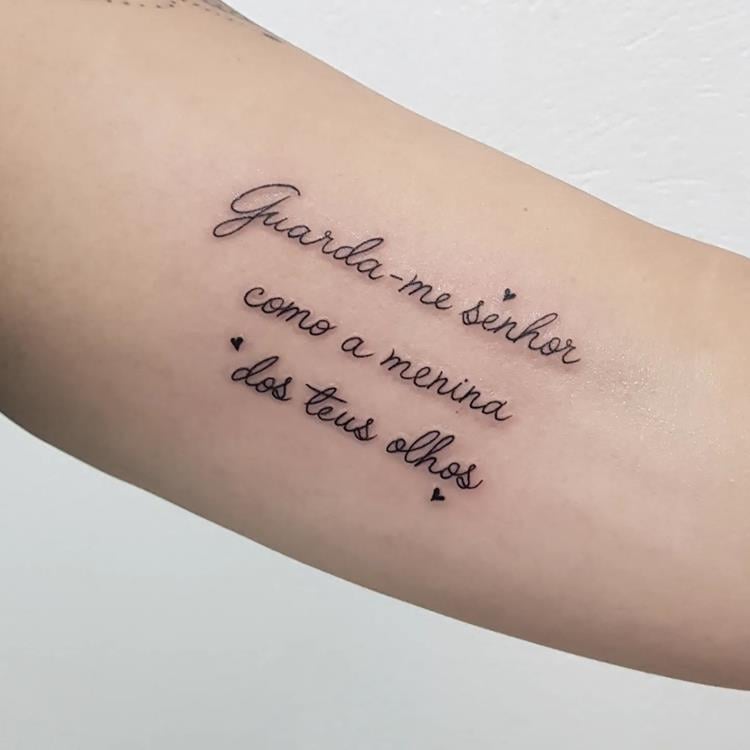 tatuagem escrita Guarda-me senhor como a menina dos teus olhos no braço