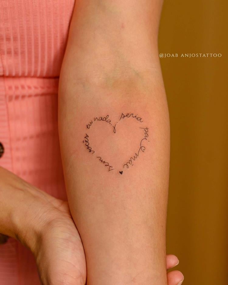 tatuagem escrita  Eu nada seria/pai e mãe/sem vocês no braço em formato de coração