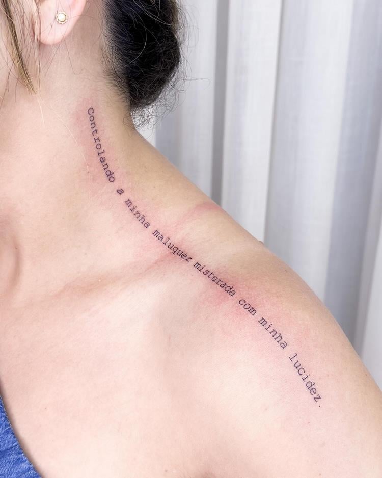 tatuagem escrita Controlando a minha maluquez misturada com minha lucidez no ombro
