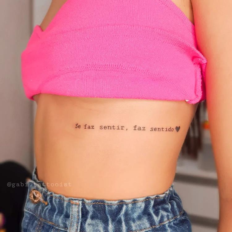 tatuagem escrita Se faz sentir, faz sentido na costela