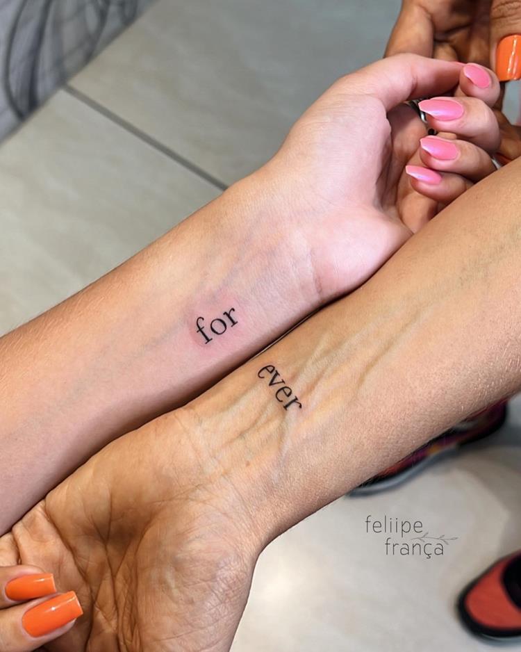 tatuagem escrita  for/eve em dois braços