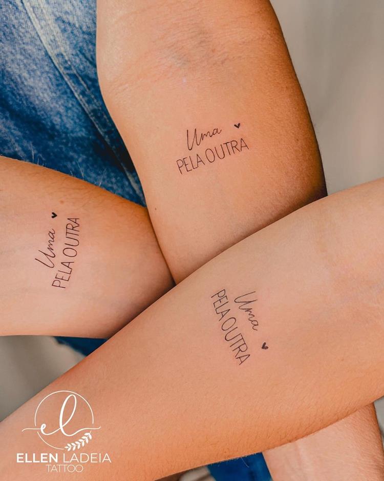 tatuagem escrita Uma pela outra em 3 braços