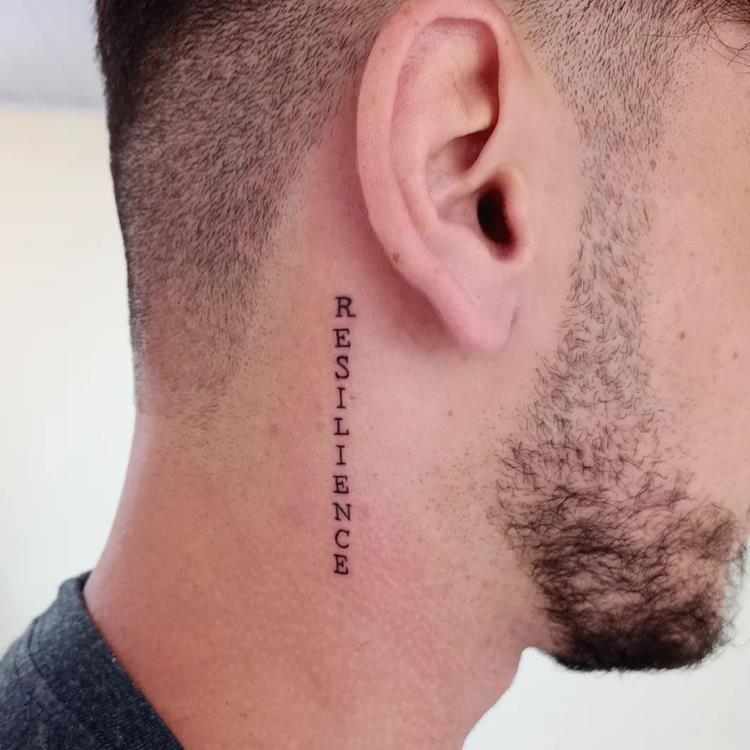 tatuagem escrita Resilience no pescoço