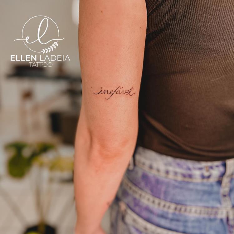 tatuagem escrita Inefável no braço