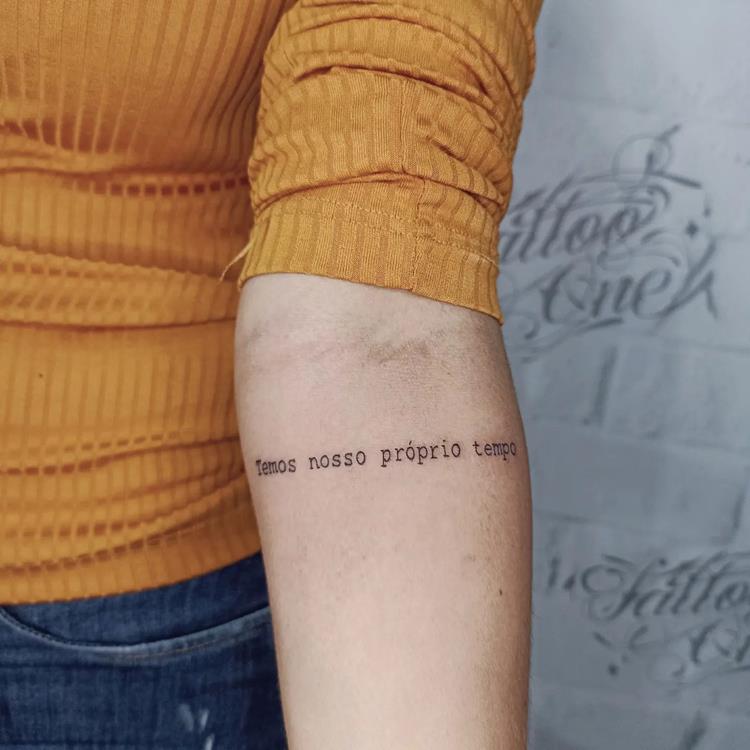tatuagem escrita  Temos nosso próprio tempo no braço