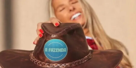 Adriane Galisteu segurando chapeu com emblema de A Fazenda nas mãos