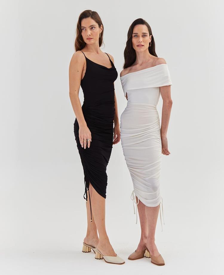 duas mulheres com vestidos midi, da esquerda preto e direita branca