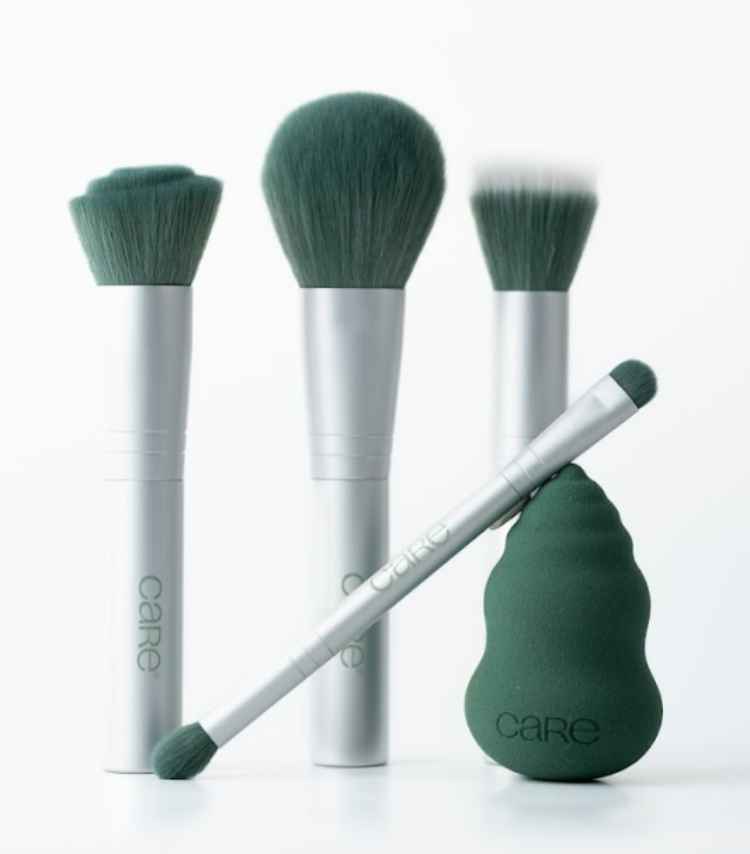 4 pincéis de cerdas verdes e cabo prata, e esponja de maquiagem verde, todos da CARE Natural Beauty