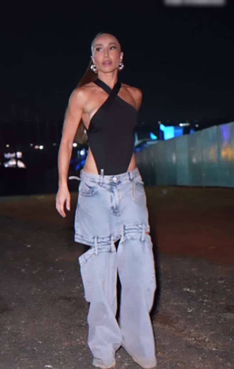 Look de Sabrina Sato no The Town 2023: body cavado e calças jeans