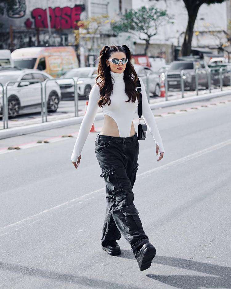 Looks de Eslôvenia no The Town 2023: body branco cavado e calça jeans