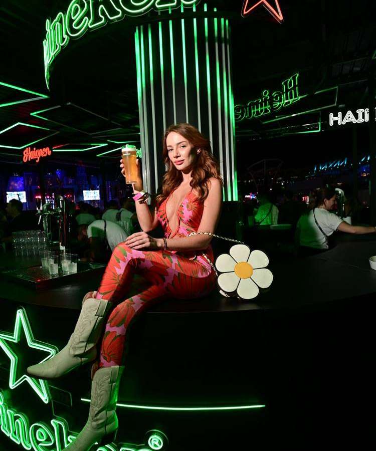 Look das famosas Heineken The Town 2023: Maria Eugênia usa macacão florido e botas cowtry