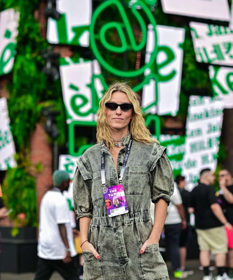 Heineken no festival 2023: Marina Sanvicente usa macacão jeans