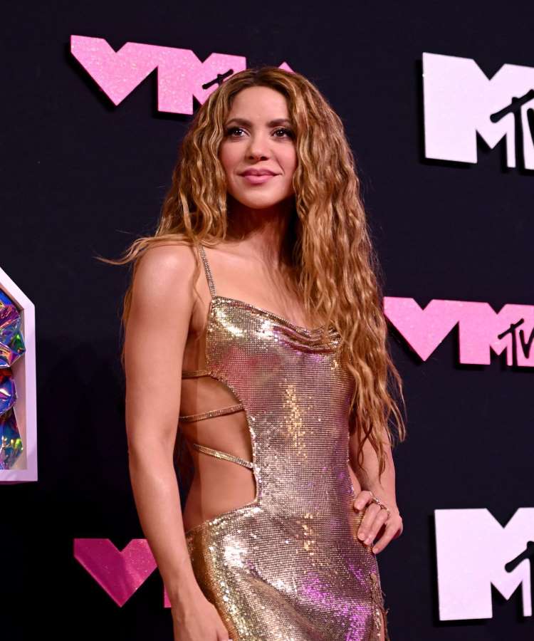 Cantora Shakira no VMA 2023, com vestido dourado cheio de recortes