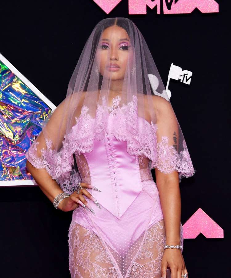 Cantora Nicki Minaj no VMA 2023, com vestido rosa noiva barbie