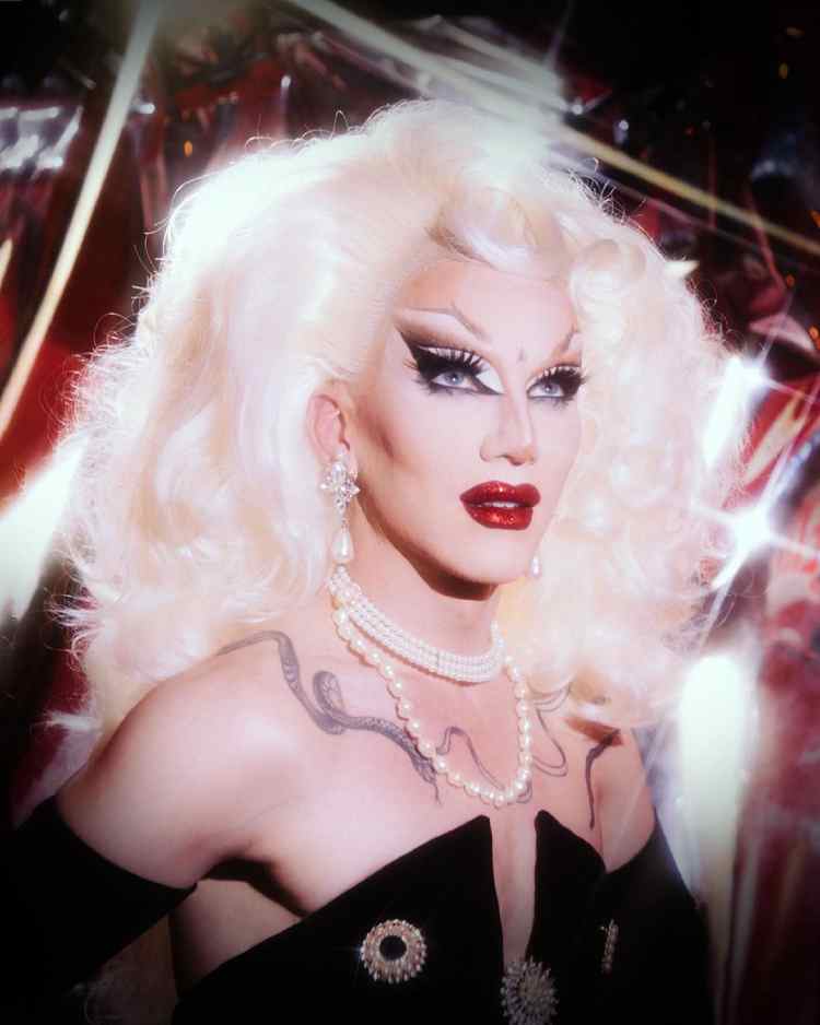 maquiagem drag queen clássica, tons de branco e preto, batom vermelho, peruca branca volumosa