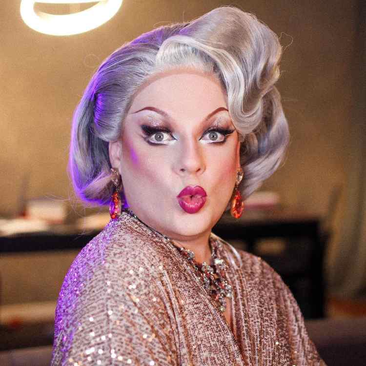 maquiagem drag queen clássica em tons sobreos