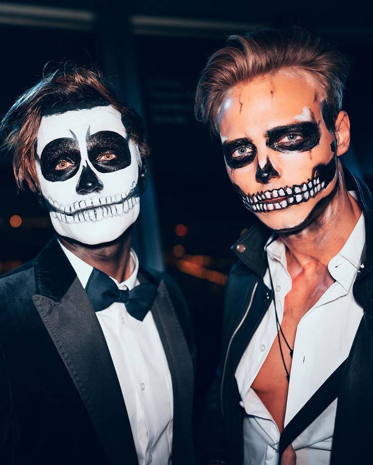 2 rapazes maquiados de caveira para o Halloween