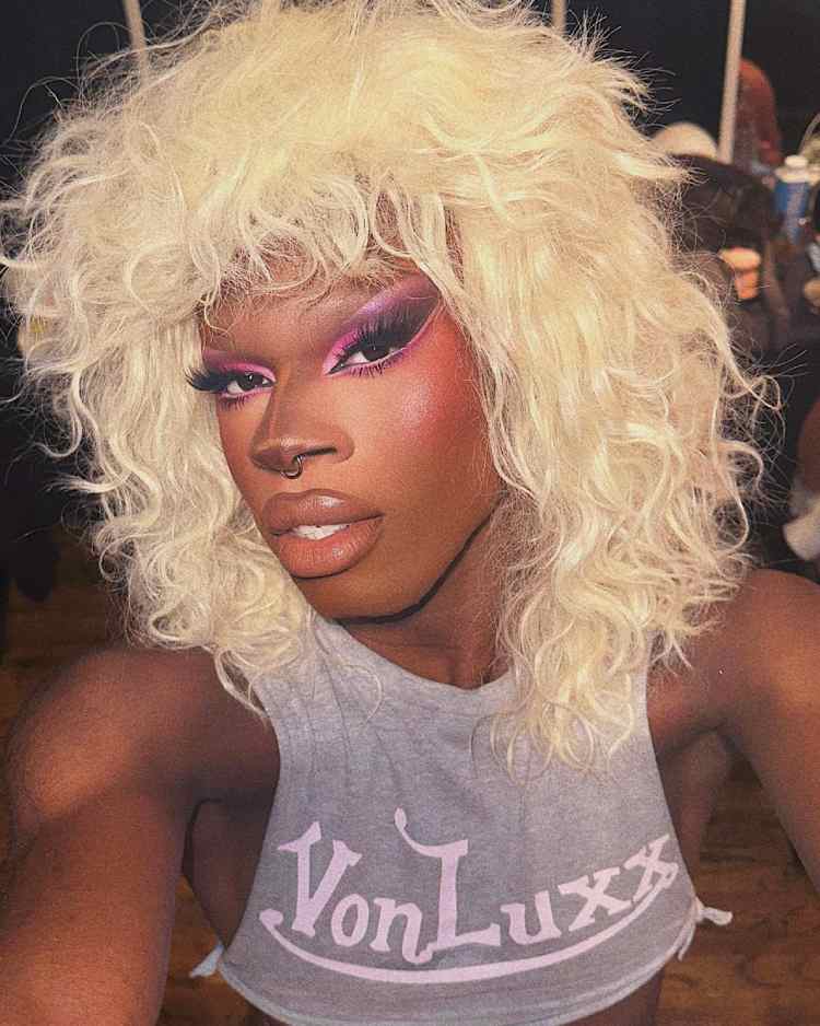 maquiagem drag queen em tons de rosa e preto
