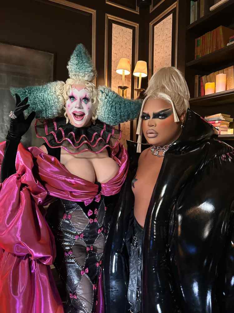 foto de duas drag queens