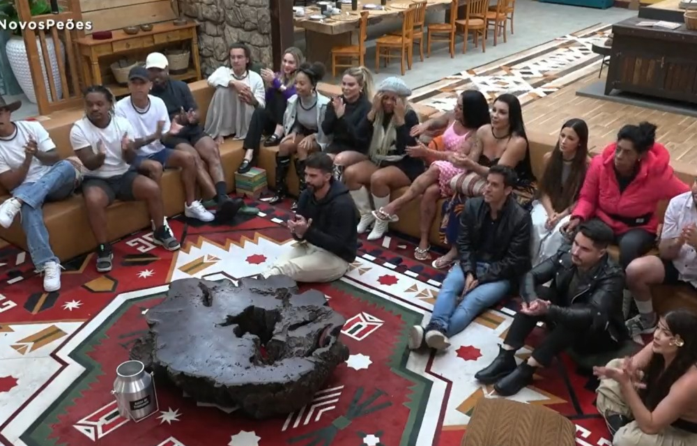 18 participantes de A Fazenda 15 reunidos