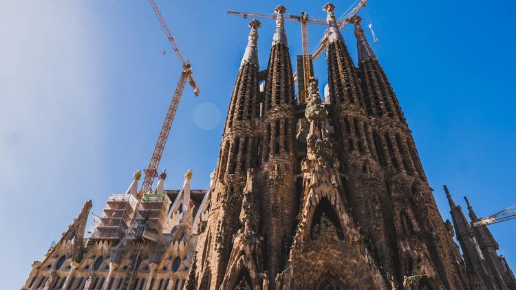 Igreja da sagrada família em Barcelona, ponto turístico que sempre está em um roteiro da Espanha