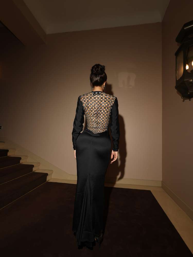 Rafa Kalimann usa vestido da década de 80 de Gianni Versace. Look preto com detalhe nas costas