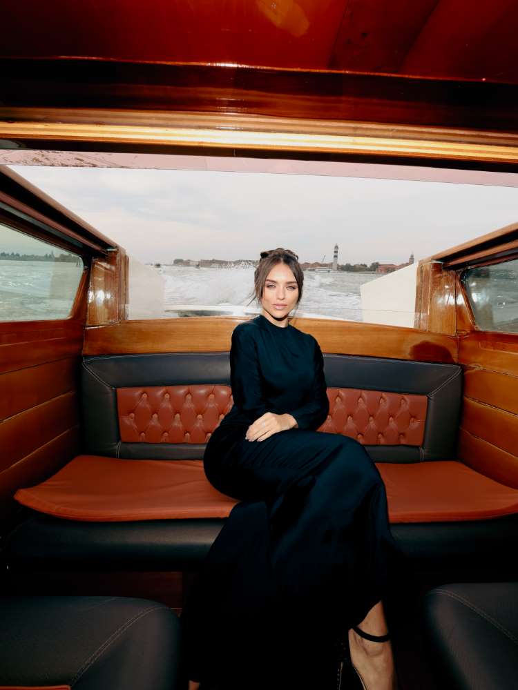 Rafa Kalimann usa vestido da década de 80 de Gianni Versace. Apresentadora sentada em banco 