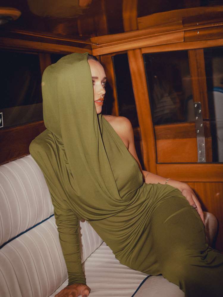 Rafa Kalimann de vestido Yves Saint Laurent em tom verde musgo no amfAR, Veneza