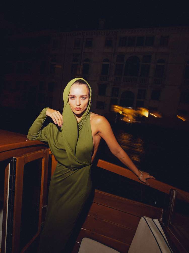 Rafa Kalimann de vestido Yves Saint Laurent em tom verde musgo no amfAR, Veneza