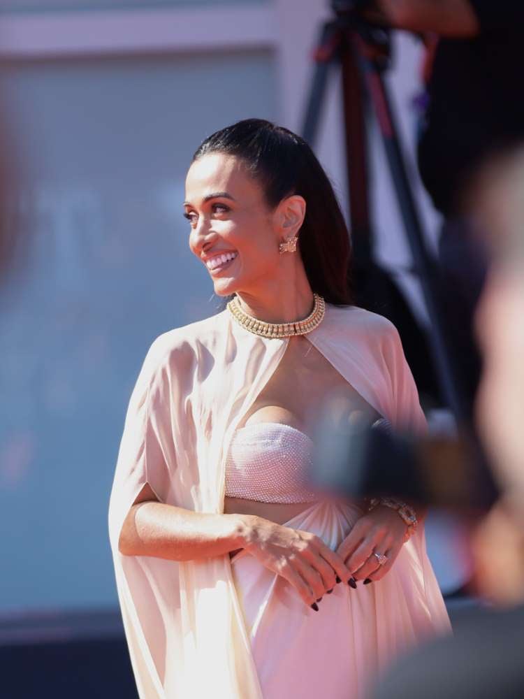 Silvia Braz usa vestido branco com corpete cristal e capa de chiffon de seda semitransparente e joias Tiffany no Festival Internacional de Cinema de Veneza