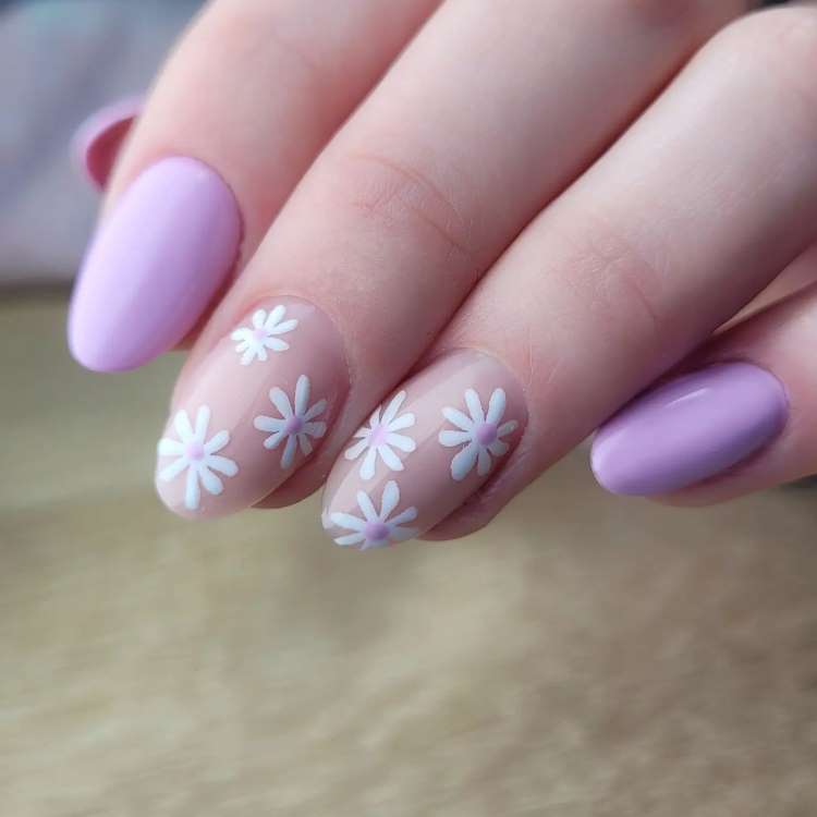 Nail art nas cores: lilás, branco e rosa natural. Desenho de: margaridas.