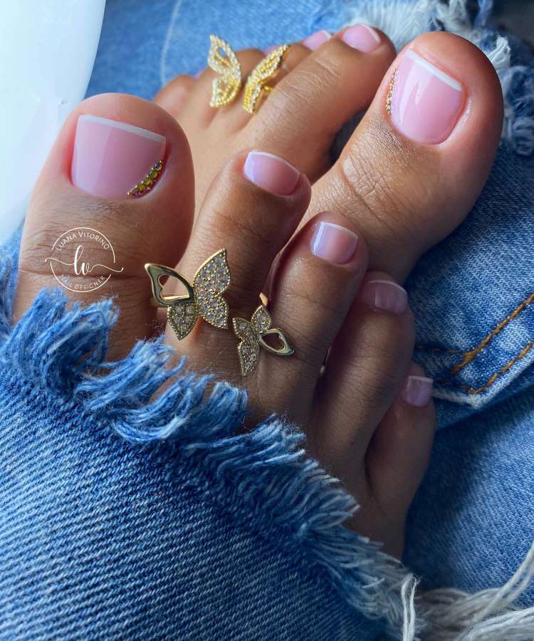 Unhas dos pés decoradas francesinha rosa com pedraria