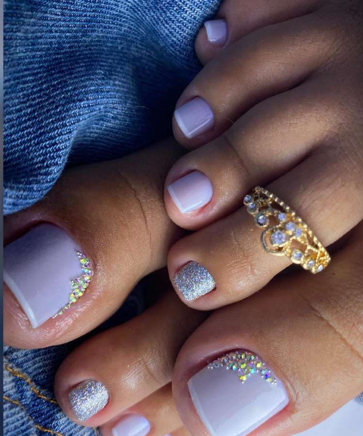 Unhas dos pés decoradas francesinha lilás com pedraria e glitter