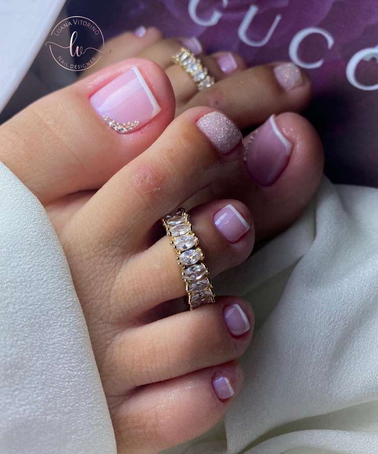 Unhas dos pés decoradas francesinha rosa com pedraria e glitter