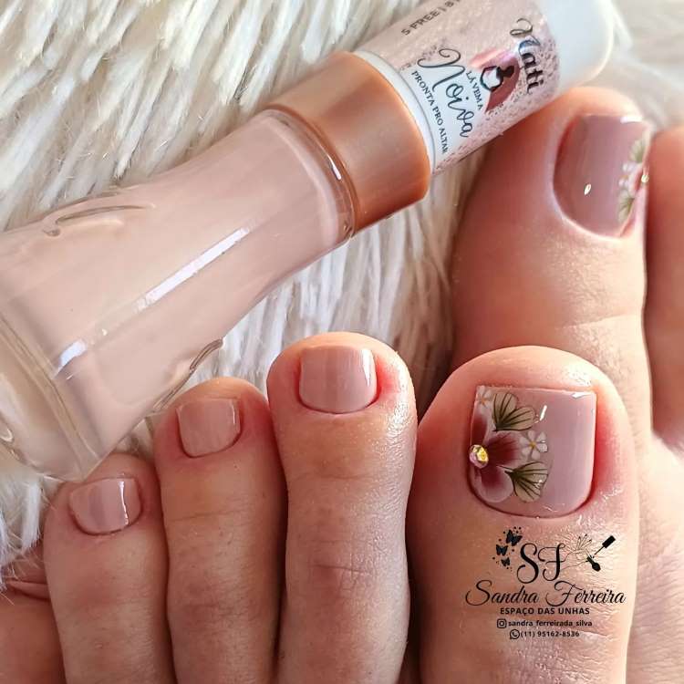 Unhas dos pés decoradas nude com adesivo de flor