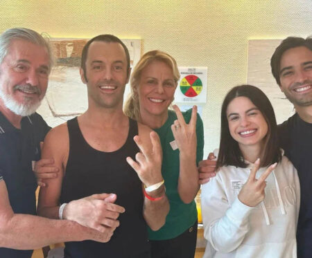 Kayky Brito e família assim que o ator recebeu alta do hospital