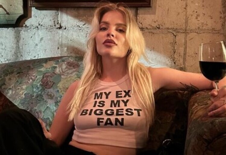 Foto de Luisa Sonza bebendo vinho com uma blusa escrito "My ex is my biggest fan"