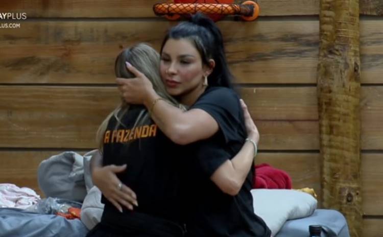 Jenny e Sheherazade se abraçam
