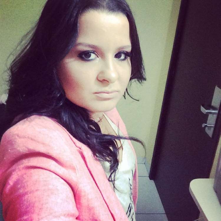 A cantora antes do silicone, em 2014, usando camiseta e blazer rosa, em cômodo de casa com porta preta