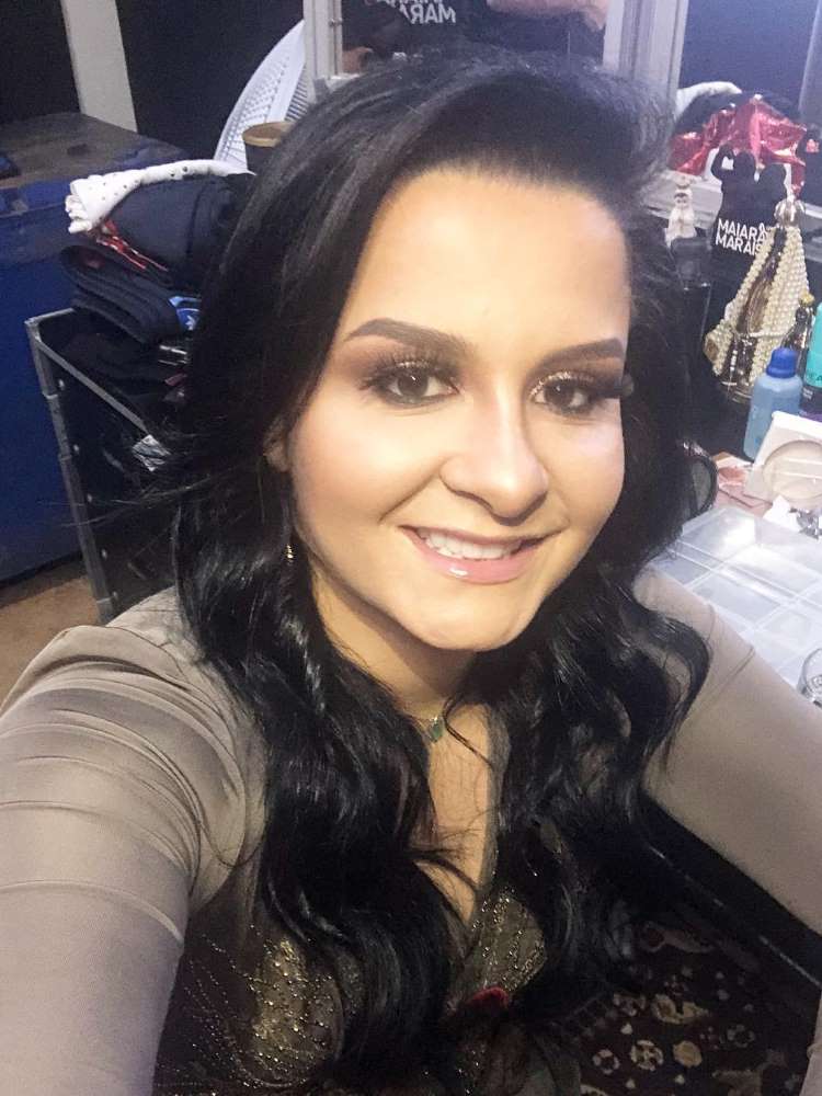 Cantora Maraisa em selfie, antes da rinoplastia, em 2018, usando roupa de show