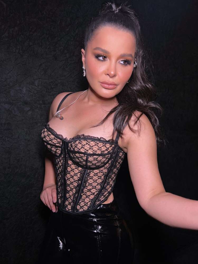 Cantora Maraisa depois do silicone, usando corset rendado e calça de vinil, com penteado rabo de cavalo