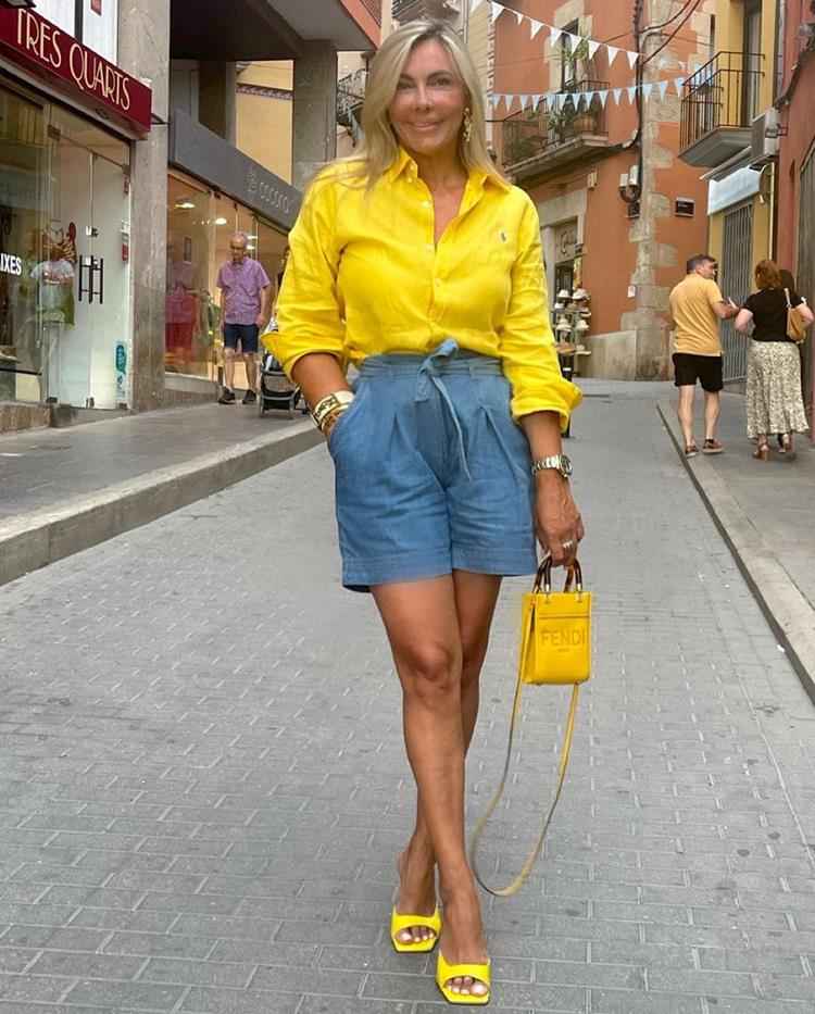 mulher com camisa amarela e bermusa jeans