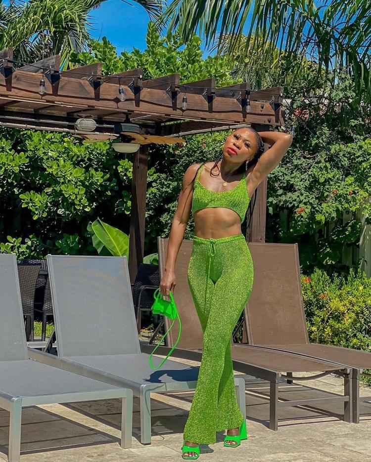 mulher com conjunto verde de calça e top