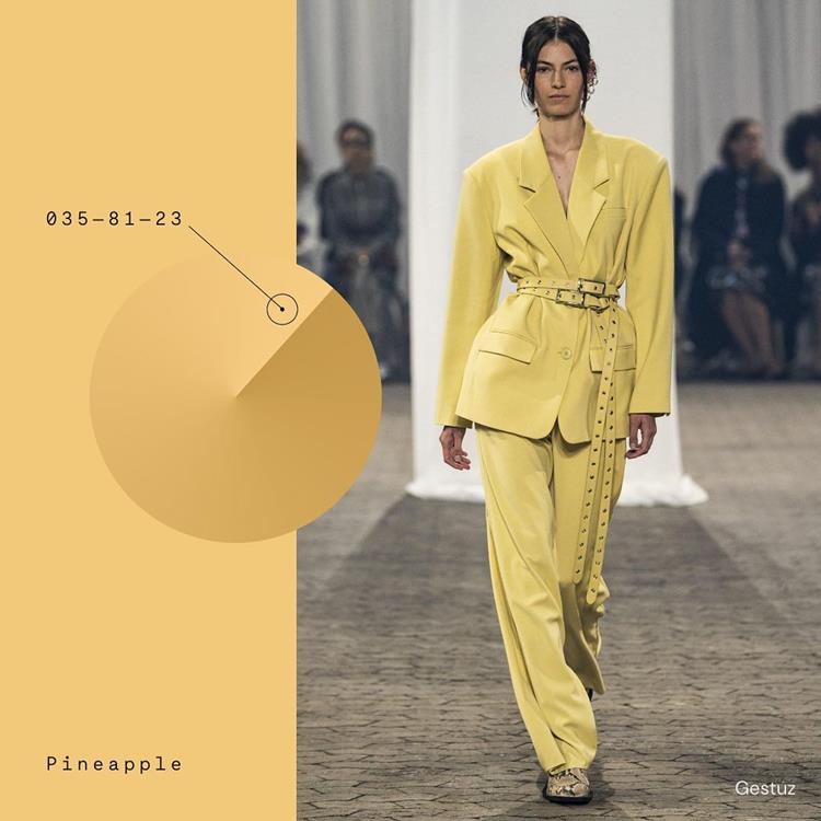 mulher com conjunto amarelo de blazer e calça