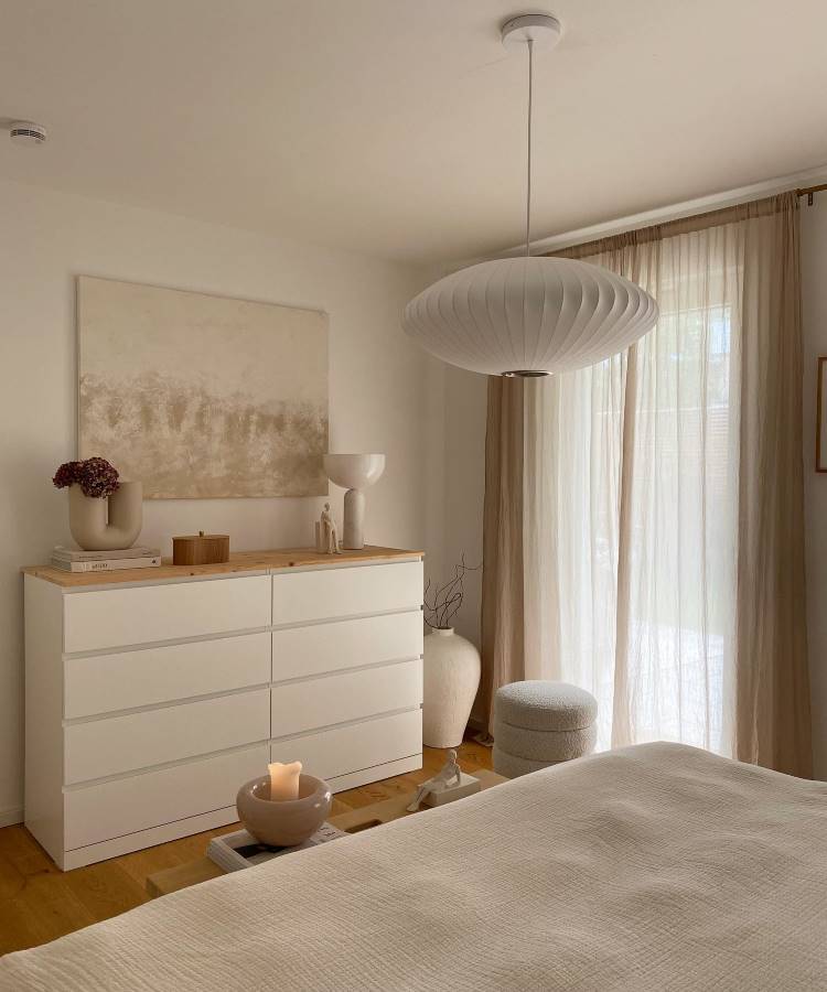 Cortina transparente para quarto de casal aconchegante + cômoda + lustre branco
