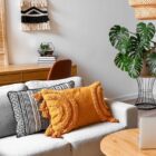 Foto de sala de estar decorada com planta costela-de-adão
