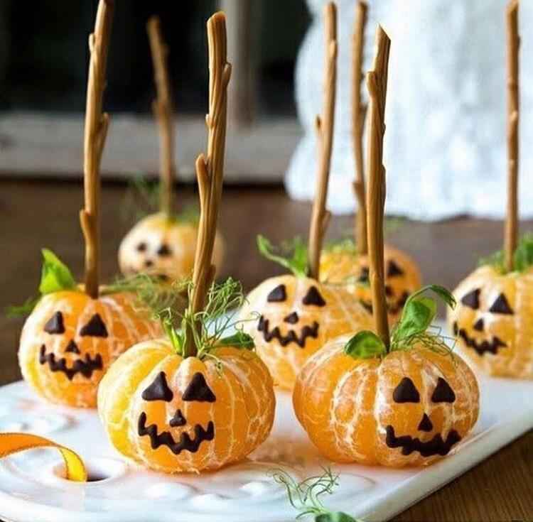 tangerinas decoradas como abóboras de halloween