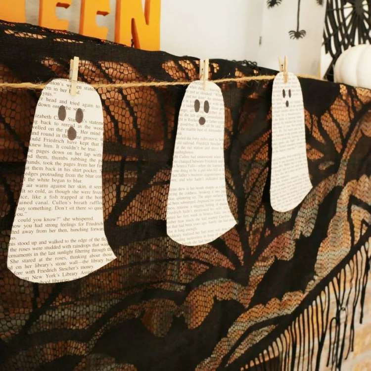 Varal simples de fantasmas para decorar a casa no Halloween feito com papel de livro ou revista