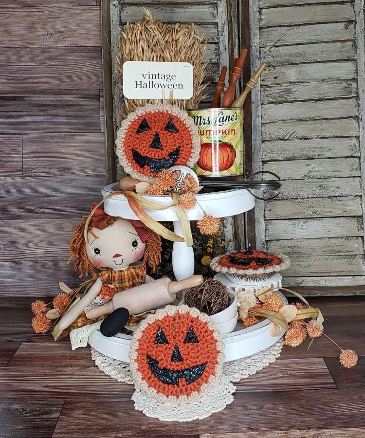Decoração simples de Halloween: tortas de abóbora de crochê