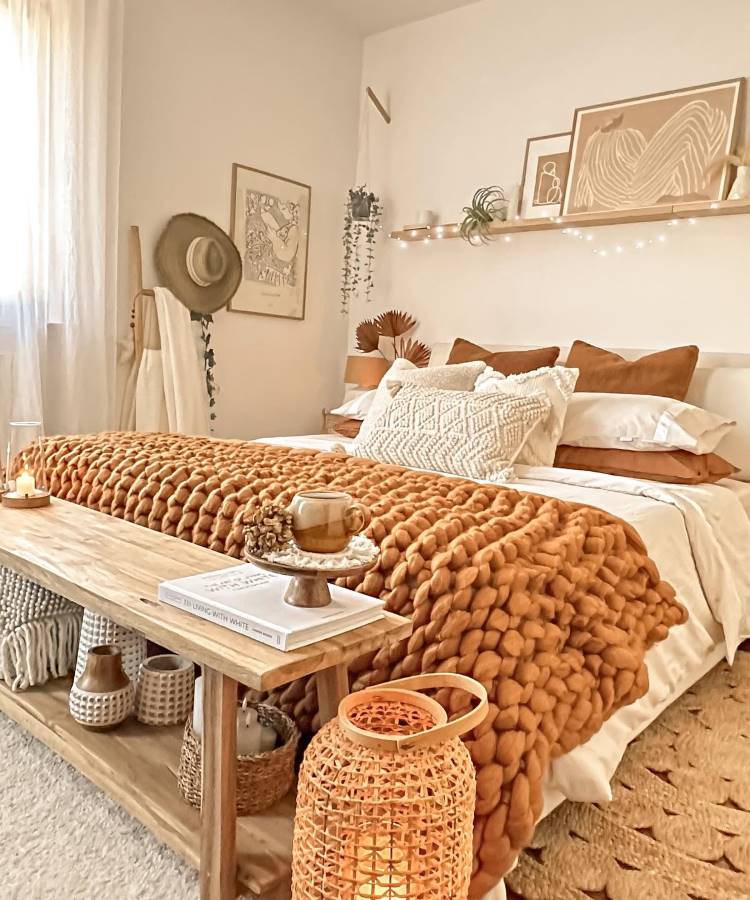 Quarto de casal com cama cheia de allmlofadas e cobertores + parede decoradas com quadros, prateleiras, plantas, luzinhas, etc